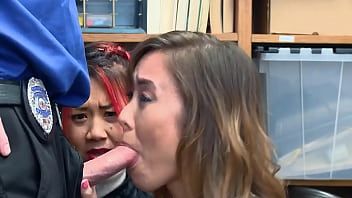 Reproducir La morena Christy Love tiene que chupar una gran polla y ponerse de perrito mientras la pelirroja mira