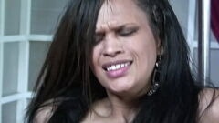 Redare Syanne Simmons într-o plimbare pasională în bareback cu Big Dick și orgasme reale