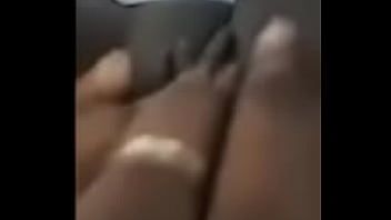 再生 ブラックダラーの王子は彼女の黒い子猫と遊ぶ