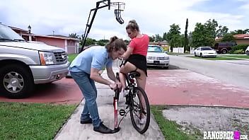 Play Aubrey sinclair gets help from her neighbor
