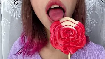 Abspielen Freche Stiefschwester lutscht einen Lutscher und zeigt ihre lange, heiße, sexy Zunge
