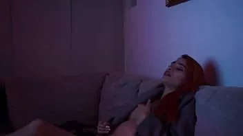play ييرا الجميلة وصديقتها يقضيان الليل في المنزل