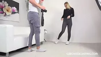Reproducir Rubia sexy devoradora de pollas brilla en un casting