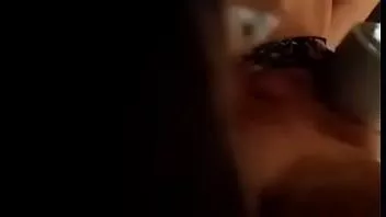 Oynat Kız fışkırana kadar asa kullanıyor. amatör yalnız