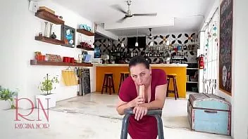 Reproducir Una bella dama con un vestido rojo chupa y folla un gran consolador. trabajando con el pie, titjob, mamada. 3 1
