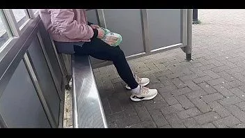 play Ojciec podąża za córką i filmuje ją na dworzec autobusowy. kiedy wróci do domu, ona ją pieprzy się z nim.