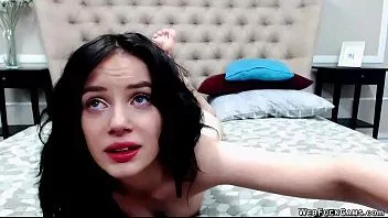 play Slim teen camgirl plays with butt plug