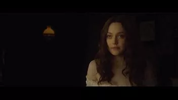 Redare Frumoasa adolescentă virgină Dakota Fanning se căsătorește cu un bătrân și vrea să fie futută și să guste penisul pentru prima dată, dar