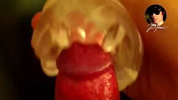 Redare Pov în prim-plan pe glandul penisului în timp ce te smuci pe marginea cu o vedere rapidă Fleshlight până când ejac, geme, se spală