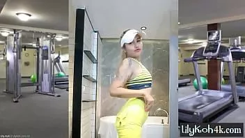 play Lily Koh, petite adolescente asiatique, baise sa chatte en solo juste pour ses téléspectateurs pervers