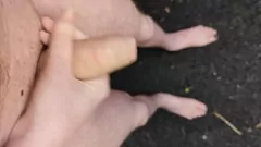 play Odsłaniona masturbacja na świeżym powietrzu: Big Dick Amateur dostaje się nago i cummy