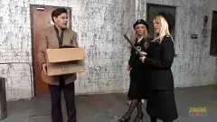 play Milf policiais loiros manguito e foda suspeito no beco traseiro