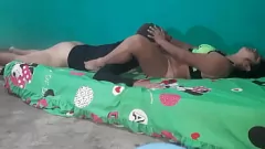 Jouer Une femme amateur se déchaîne avec un livreur - Vidéo maison