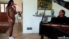 Riproduci La voglia tabù della sorellastra Shae Spreadz di un grosso cazzo nero