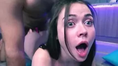 चलाएँ एक श्यामला किशोर एमेच्योर को उसके तंग गुदा में एक बड़े डिक और एक वाइब्रेटर के साथ उसके बड़े गधे को दंडित किया जाता है