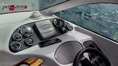 تشغيل تظهر أحمر الشعر الاستعراضي ذو الثدي الكبير ملابسها في الأماكن العامة أثناء قراءة كتاب