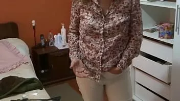تشغيل تظهر الأخت اللاتينية لزوجتي المشعرة ساخنة في غرفة نومها وتطلب مني أن أمارس الجنس معها وتريد مص قضيبي وتريد cumshots